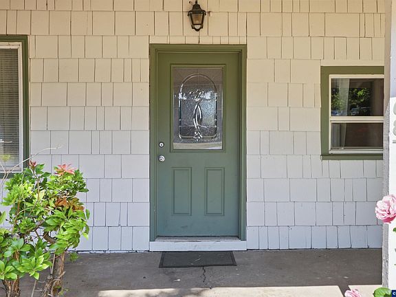 3rd image of 687 N Jefferson St