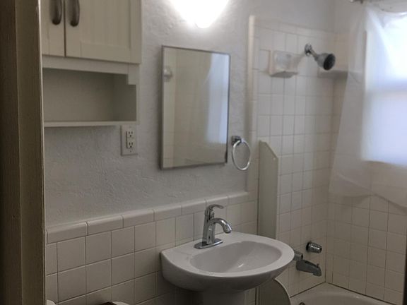 4th image of 1702 Dakota St