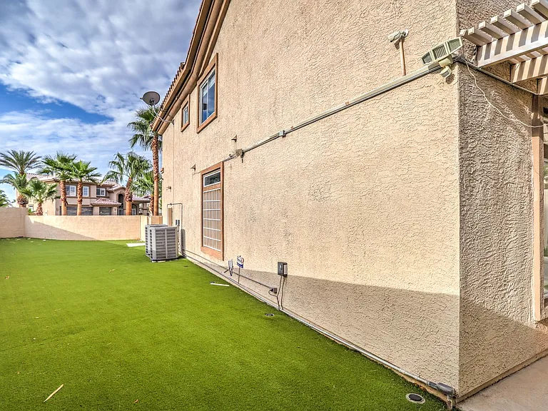8910 Minsk Ct — Photo 39