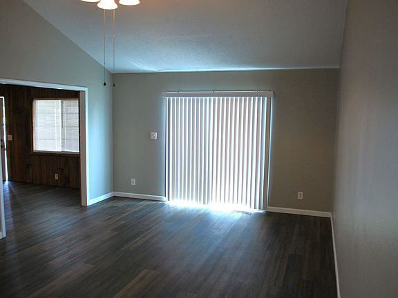 4th image of 110 E Main St