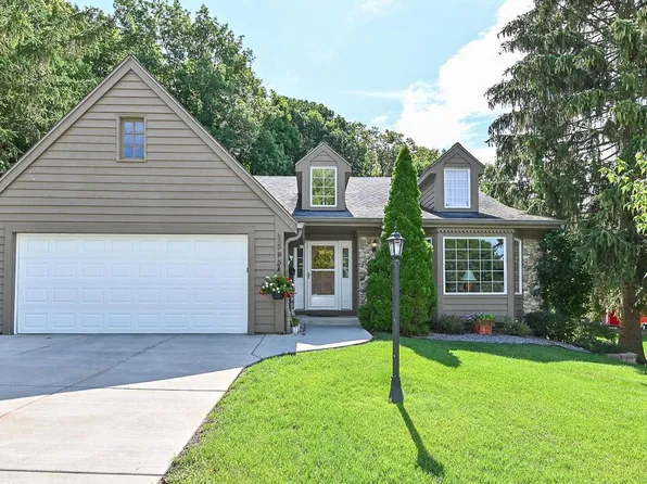 3854 South Oakridge COURT, Greenfield, WI 53228