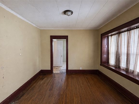 4th image of 160 Sawyer St