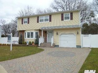 35 Paul Ct, North Babylon, NY 11703