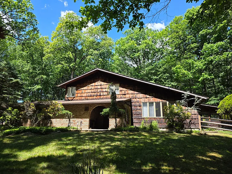 197 Winchester Dr — Photo 1