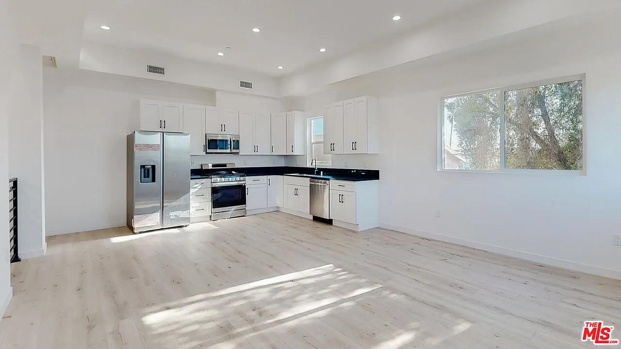 4 bed, 4.0 bath, 1857 sqft, $4,583 — Photo 2