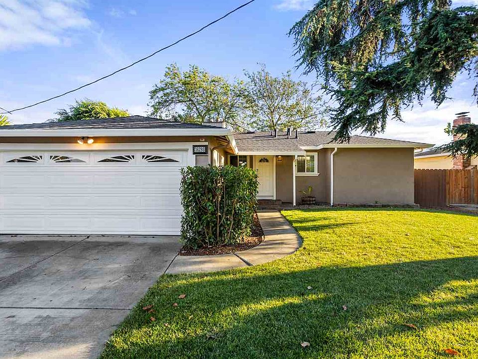 2nd image of 36293 Cedar Blvd