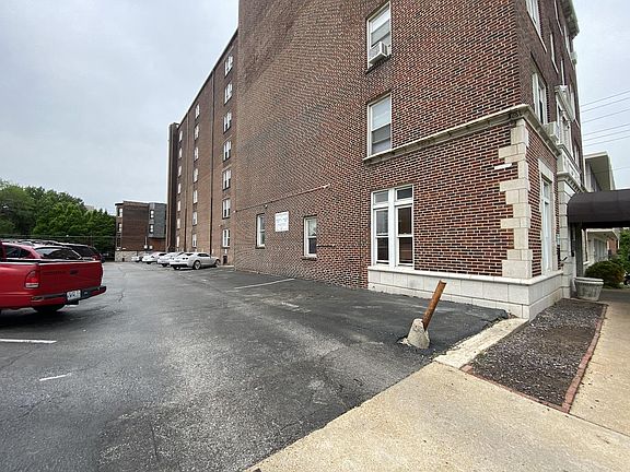 Adjacent parking lot (additional fee for numbered parking space).