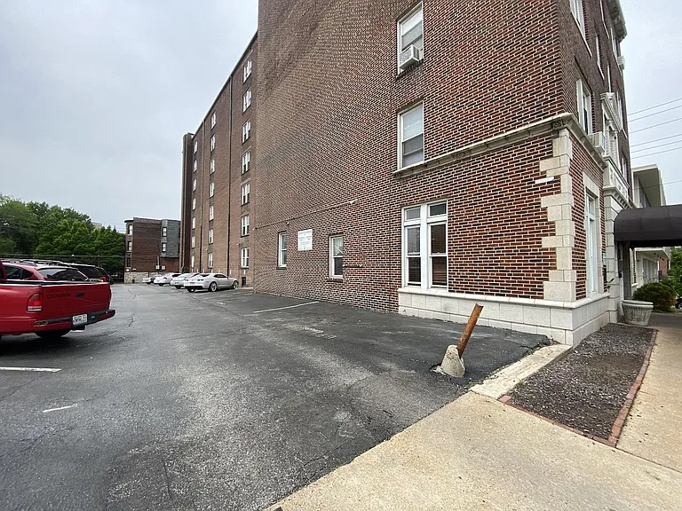 Adjacent parking lot (additional fee for numbered parking space).