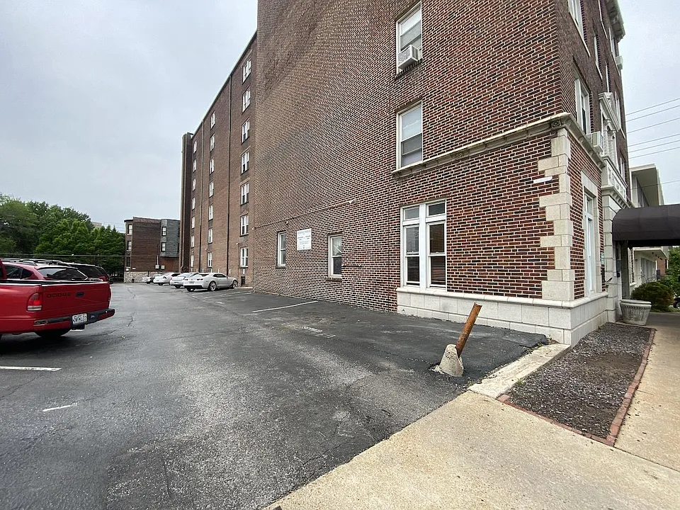 Adjacent parking lot (additional fee for numbered parking space).
