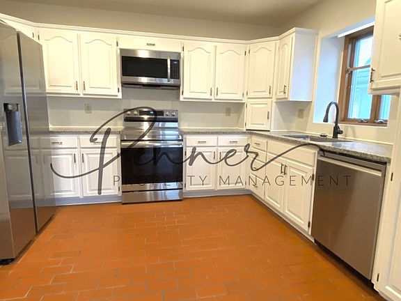 4th image of 625 NE Saint Andrews Cir