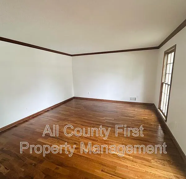 3688 Seton Hall Dr — Photo 2