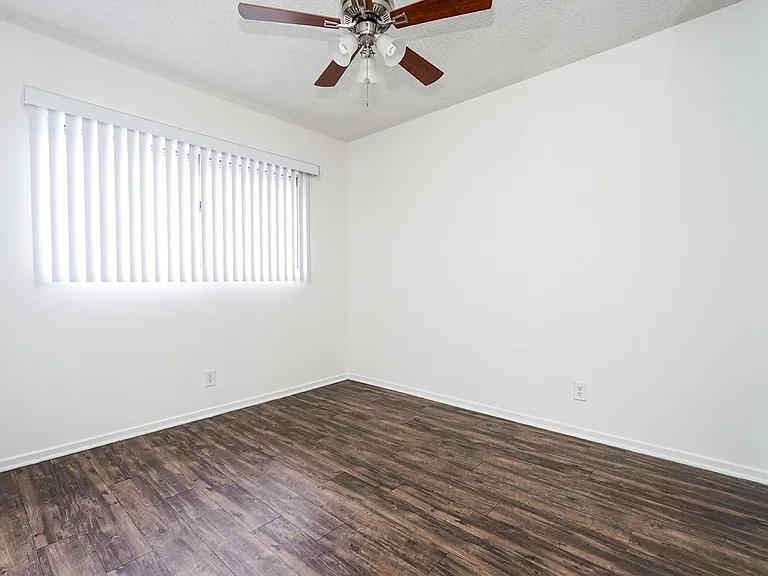 322 W Burchett St — Photo 20