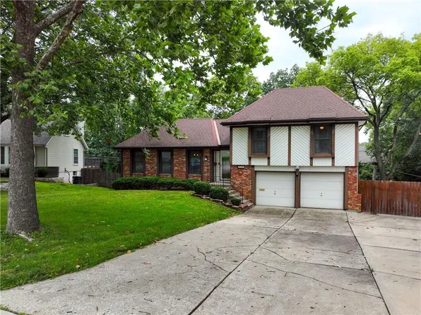 8747 Candlelight Ln, Lenexa, KS 66215