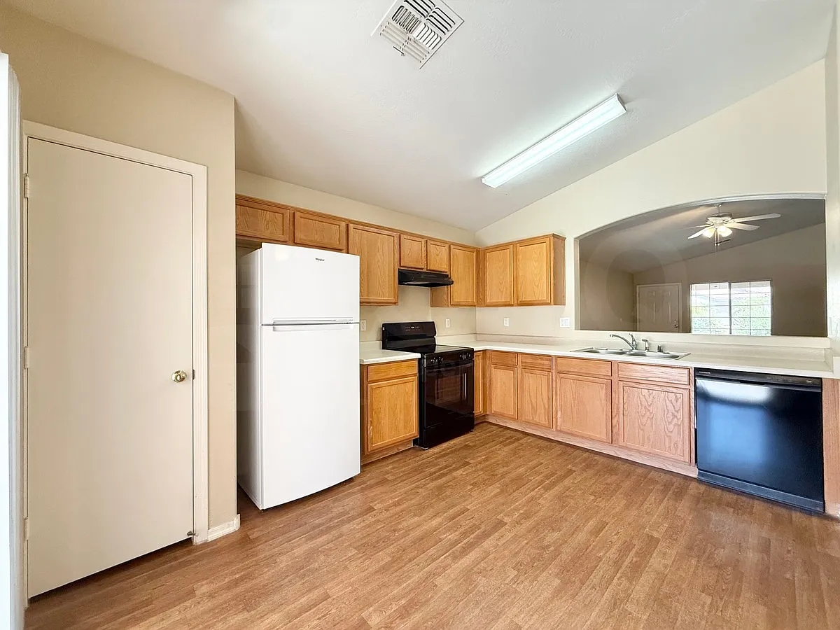3 bed, 2.0 bath, 1370 sqft, $1,899 — Photo 3
