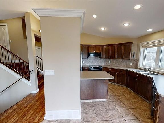 5th image of 11442 88c St
