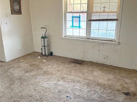 4th image of 803 John St