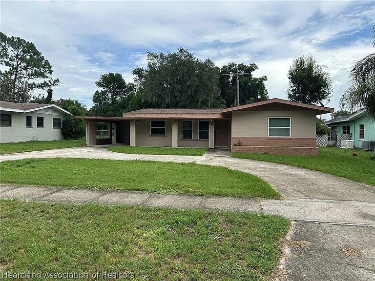 1223 Stenewahee Ave — Photo 1
