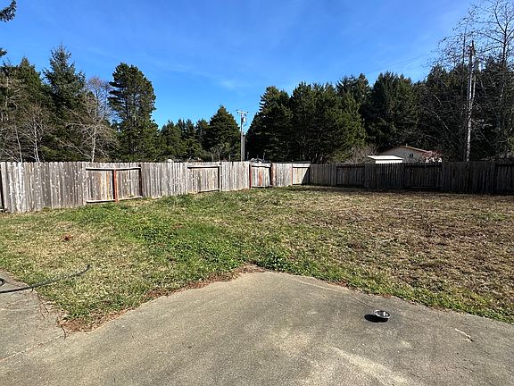3rd image of 125 Blueberry Ln