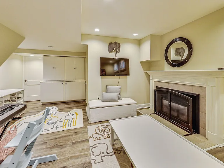 4831 Calvert St NW — Photo 33