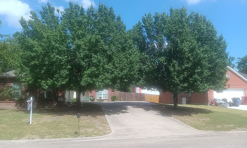 1st image of 211 Rolling Hills Ln