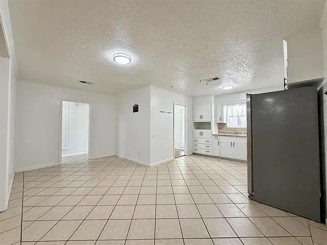 3 bed, 2.0 bath, 2023 sqft, $2,150 — Photo 2