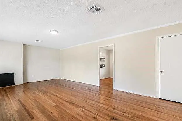 2 bed, 1.0 bath, 1350 sqft, $1,300 — Photo 4