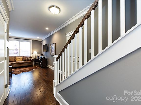 5th image of 584 Summerfield Pl