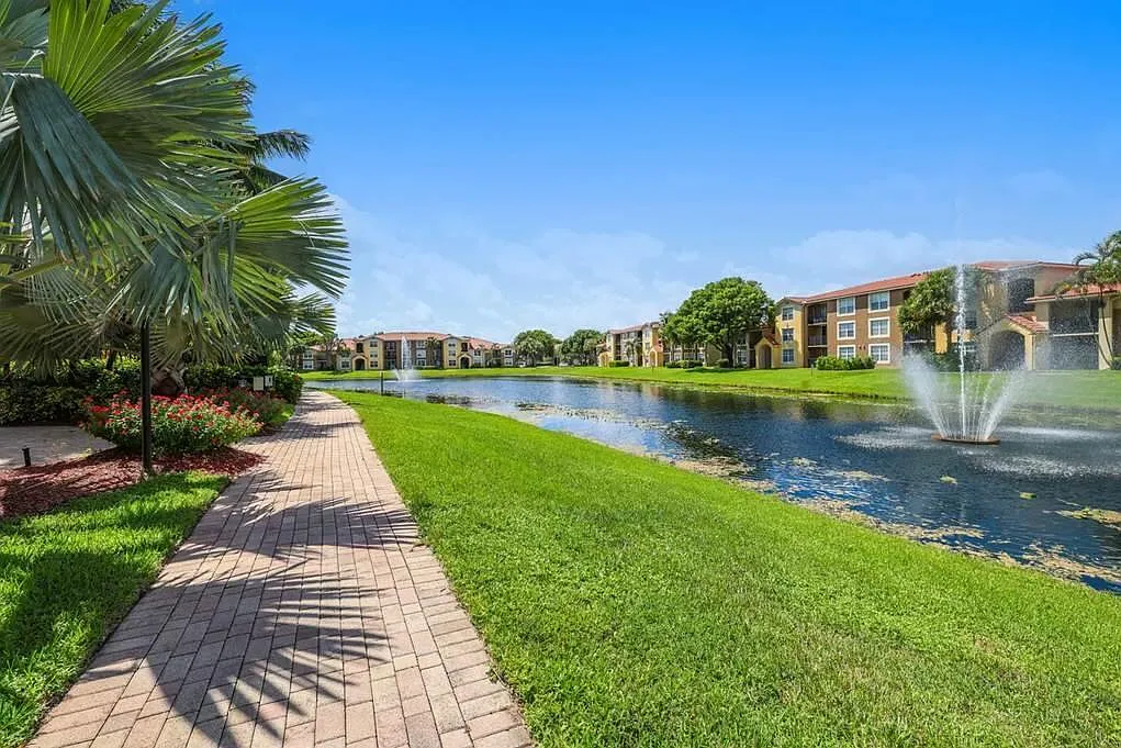 2 bed, 2.0 bath, 1149 sqft, $2,300 — Photo 3