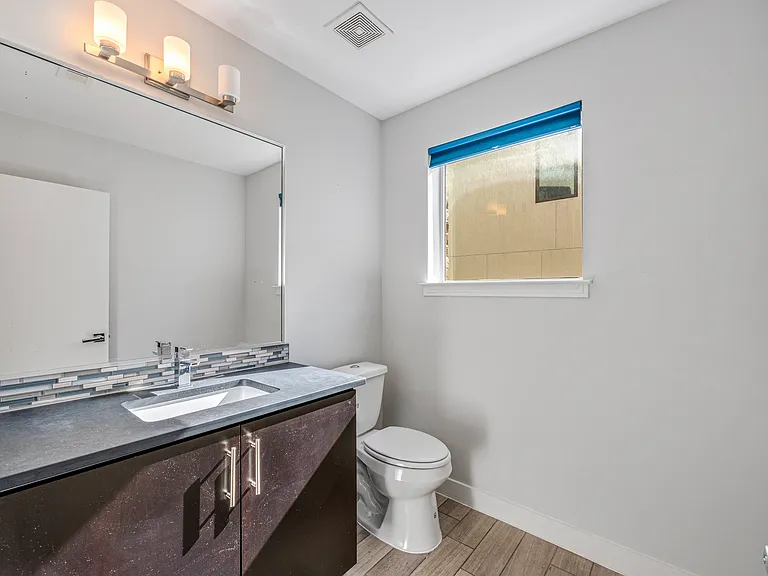 802 W Drew St — Photo 17