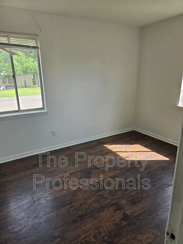 2 bed, 1.0 bath, $850 — Photo 2