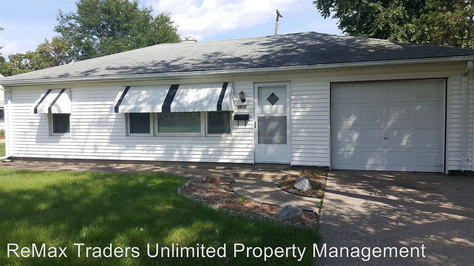 3002 N Victoria Ave photo 1