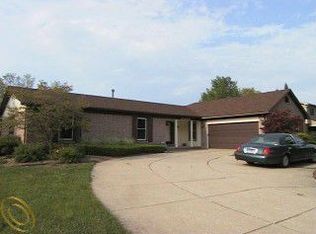 21969 Crescent Ct, Farmington Hills, MI 48335