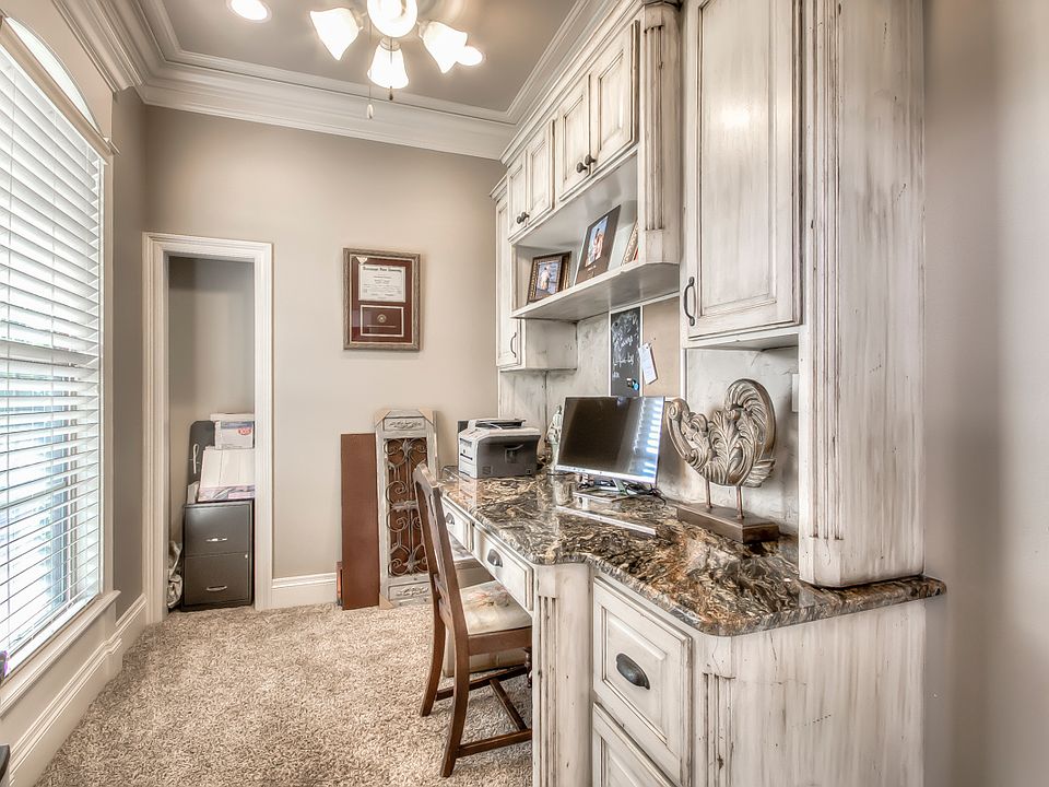 Dedicated office w/ built in