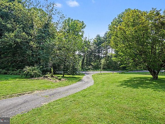 3rd image of 528 Love Run Rd