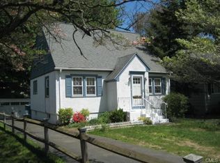 1586 Stratfield Rd, Fairfield, CT 06825