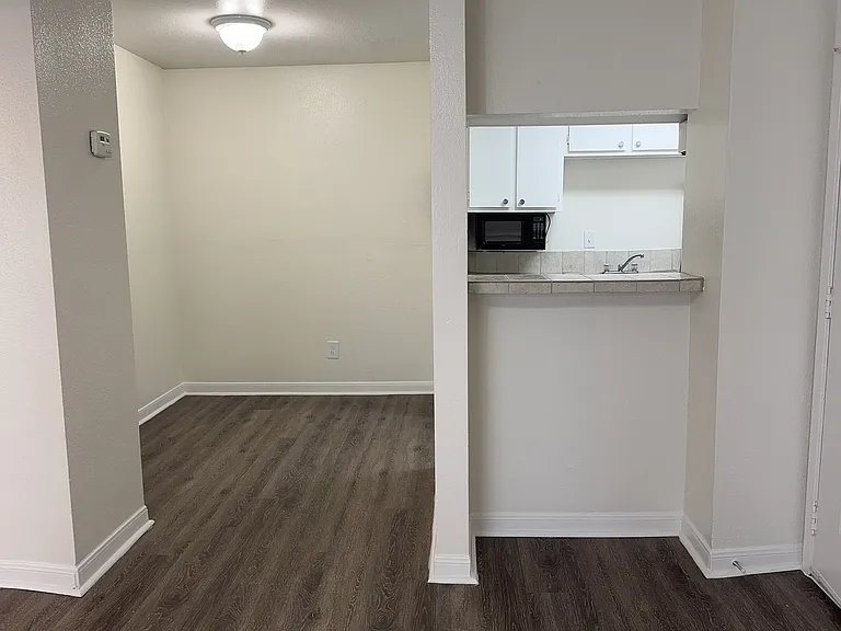 Wilshire Park Apartments — Photo 54