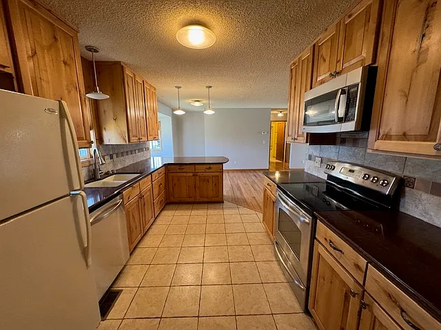 1112 W Saratoga Ave — Photo 3