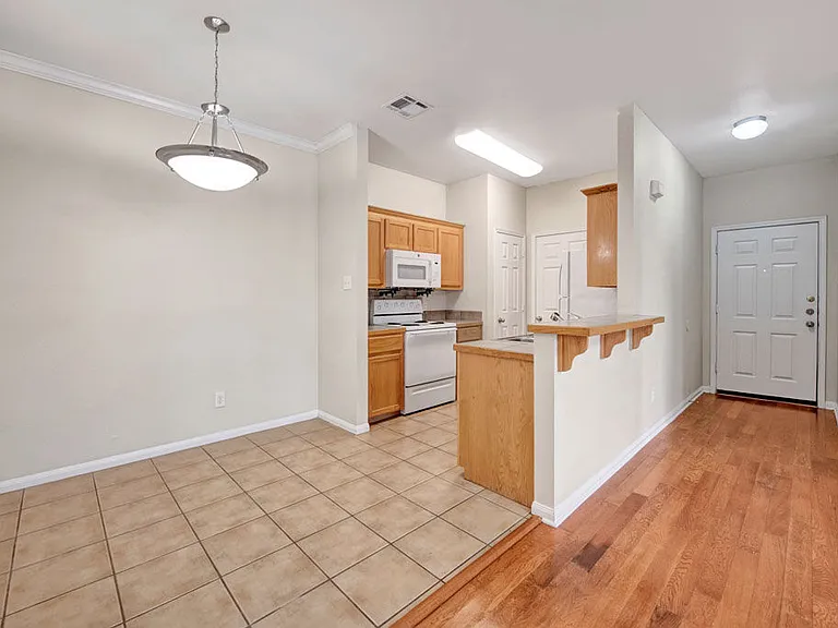 Riviera Apartments — Photo 17