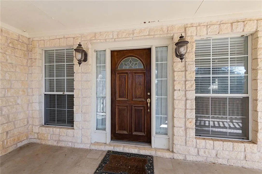 3 bed, 2.0 bath, 2056 sqft, $3,000 — Photo 4