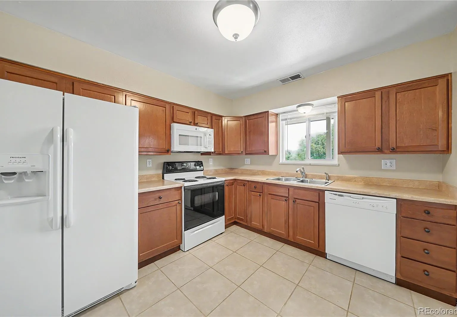 2 bed, 1.0 bath, 796 sqft, $1,595 — Photo 2
