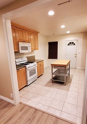4th image of 6733 Glade Ave
