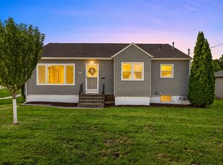 3019 Oakland Rd NE, Cedar Rapids, IA 52402