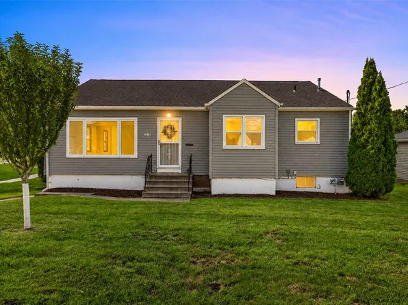 3019 Oakland Rd NE, Cedar Rapids, IA 52402