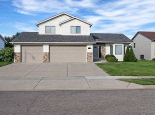 2113 Santa Barbara Dr, Bismarck, ND 58504