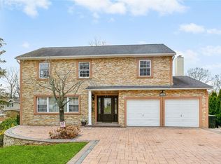 15 Charles Pl, Huntington Station, NY 11746