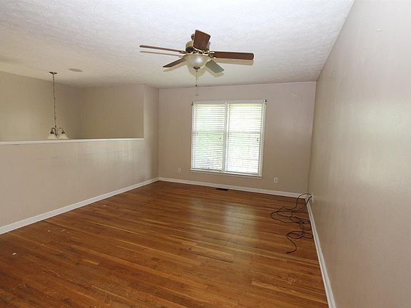 3rd image of 203 Hawthorne Dr