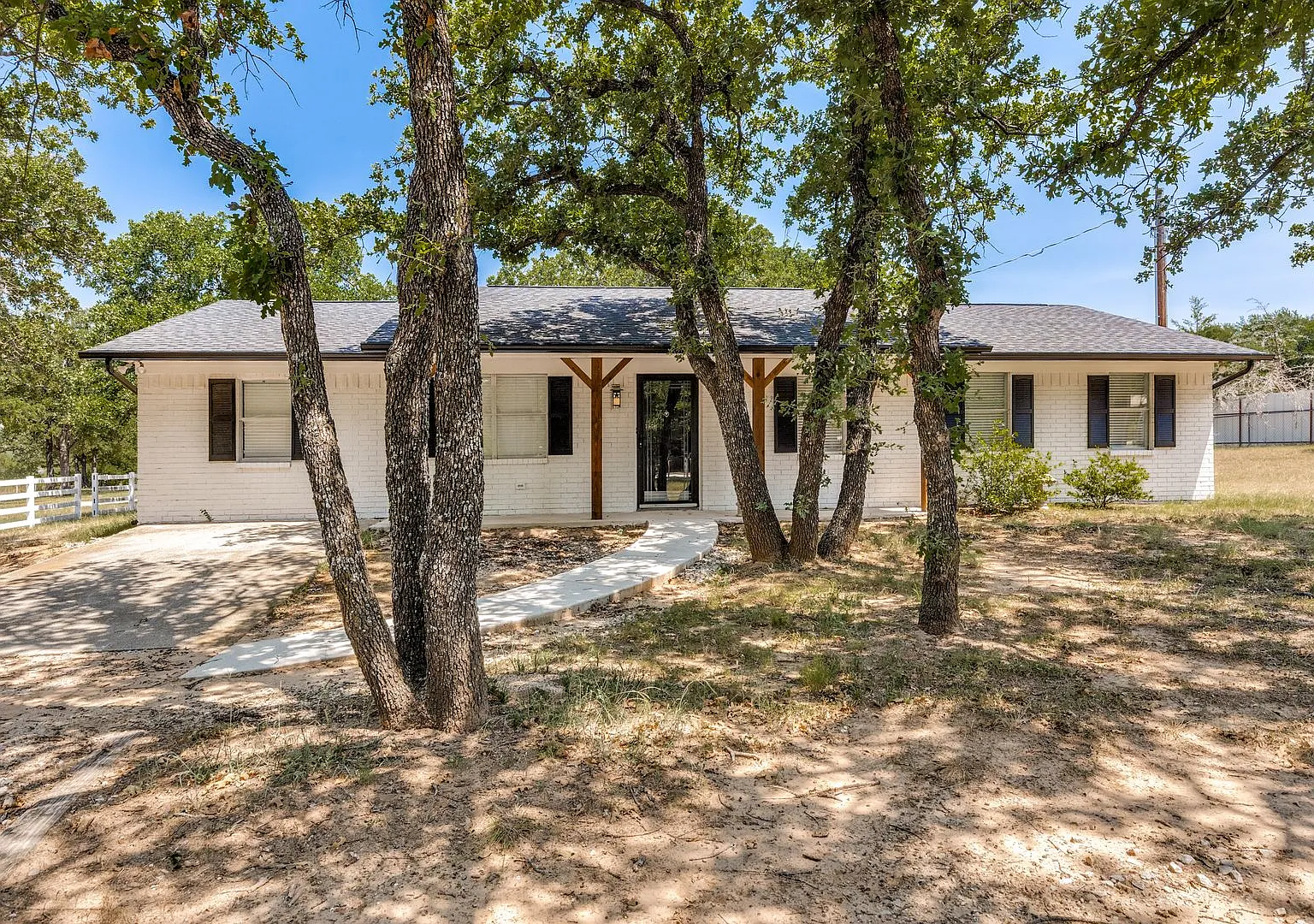 Country living in this updated 4 bedroom/1.5 bath modern farmhouse — Photo 4