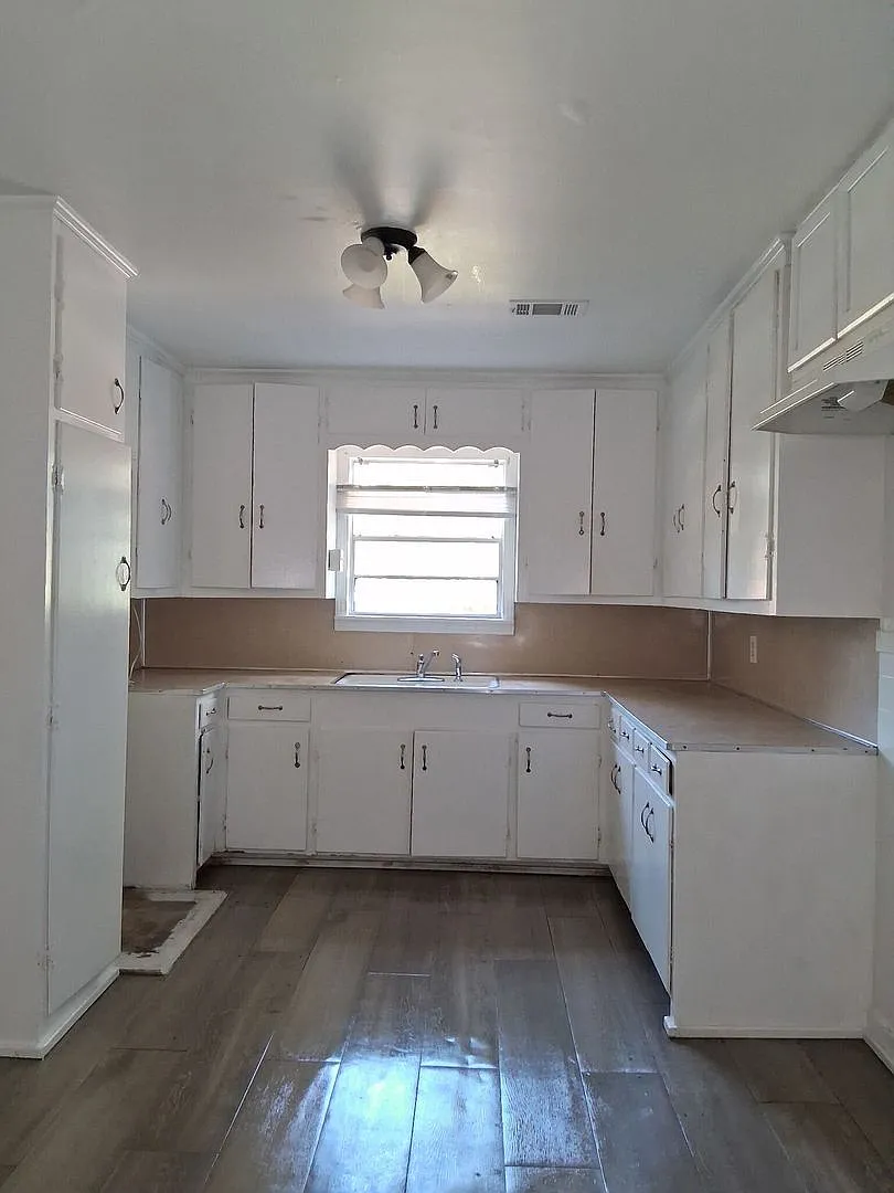3Bed 2bath Home — Photo 2