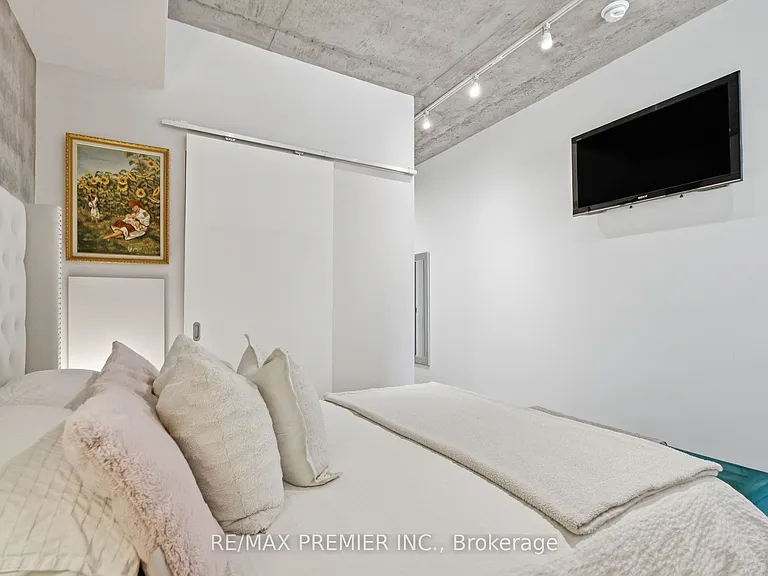 25 Stafford St #407 — Photo 17
