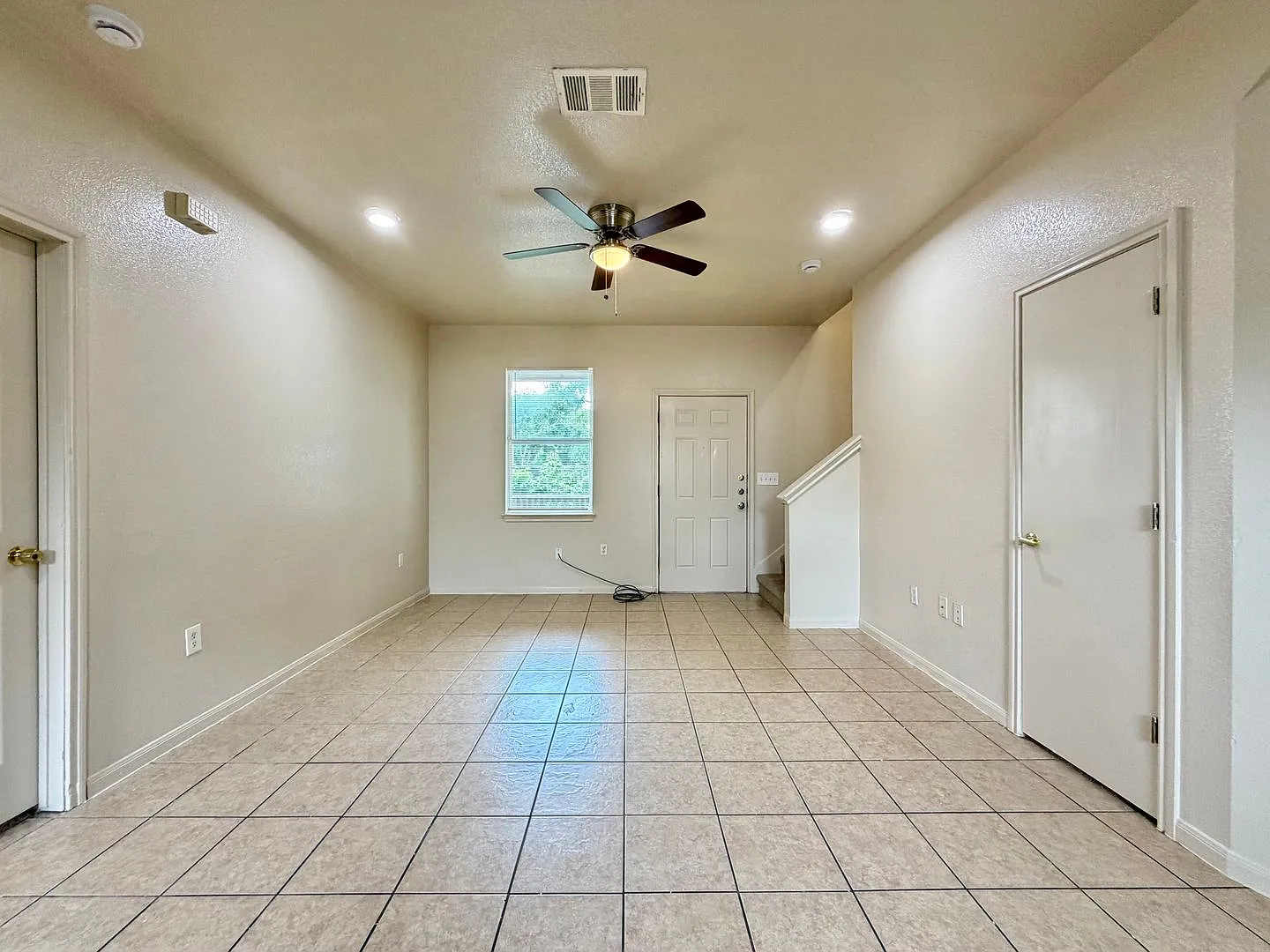 3BR Home with Primary Suite Downstairs & Open-Concept Living — Photo 4